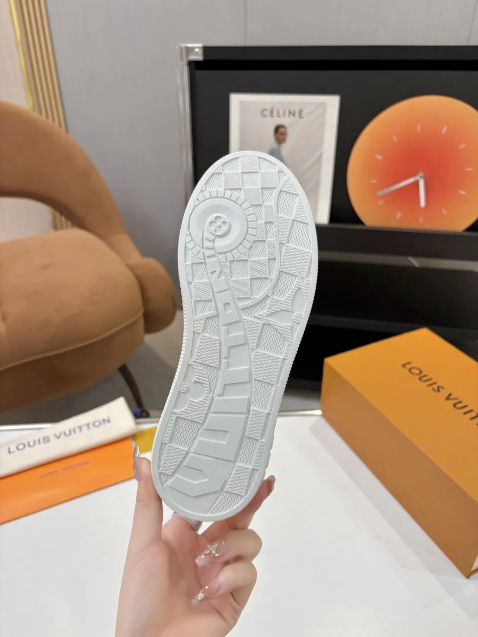 p580🐮🐮LV couple skate shoes｜Classic jacquard, the ultimate code for a sweet outing! 👫** This pair of shoes is Louis Vuitton's love letter to fashionistas💌 - **classic presbyopic skate shoes**, the perfect choice for couples to go out on the street!    🔸 **Luxury details are a must-have**: Jacquard fabric   🔸 **So comfortable that you don’t want to take it off**: The sheepskin lining is skin-friendly and breathable, warm in autumn and winter without stuffing your feet, refreshing in spring and summer without being sticky, and you can wear it with a high-end feel in all seasons!   🔸 **Steady sense of security**: Non-slip rubber outsole, perfect grip, accompanying you through romantic streets.    **💑 Couple outfit inspiration**: ▪️ For boys, pair with leggings + baseball cap for a trendy street look!   ▪️ Girls can wear short skirts or shark pants, and the sweet and cool style is easy to choose~ **#Louis Vuitton #couple shoes #presbyopia classic** **👉 Click to collect and become the most fashionable CP in the circle of friends with him! ** Fabric: Imported cowhide/classic jacquard fabric Lining: Sheepskin lining Sole: Original rubber sole Size: Women’s size 35-42 (40/41/42 customized) Men’s size 39-45 (39.45 customized)